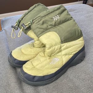 Woman’s size 9 The North Face 700 goose down snow boots. Green